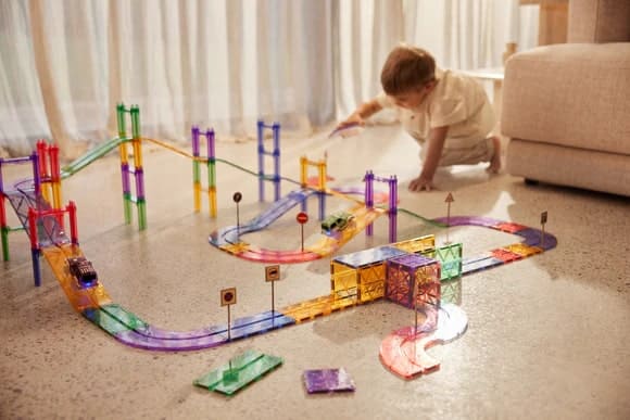 Ensemble de pièces magnétiques Cleverclixx permettant de créer des formes et structures éducatives