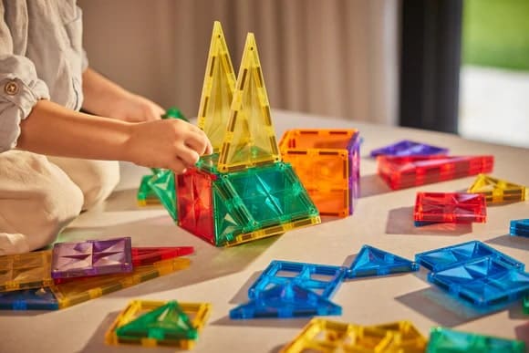 Ensemble de pièces magnétiques Cleverclixx permettant de créer des formes et structures éducatives