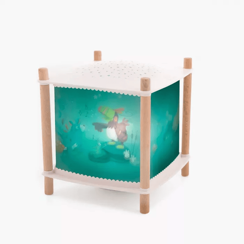 Lampe-a-Histoires-la-Foret-Mawa-moulin-roty-la-maison-de-zazou-rennes_resultat Lanterne magique connectée Révolution 2.0 – veilleuse bébé multifonction avec projection d’étoiles, berceuses et détection des pleurs – Moulin Roty – La Maison de Zazou – Rennes