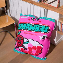 OMY Coussin Géant Gonflable Strawbies – AirCollection – coussin pop façon paquet de bonbons en PVC sans phtalates – OMY– La Maison de Zazou – Rennes
