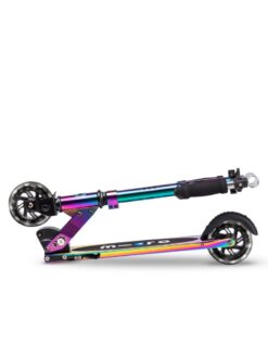 Cette image montre la trottinette Micro Sprite Néochrome lumineuse pour enfants. On y voit son design compact et pliable, son guidon réglable de 59 à 89 cm, ses roues LED à induction qui s’illuminent en roulant, ainsi que sa structure en aluminium légère et résistante. Parfaite pour les enfants dès 5 ans, elle combine fun, sécurité et confort. vendu à la maison de zazou