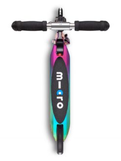 Cette image montre la trottinette Micro Sprite Néochrome lumineuse pour enfants. On y voit son design compact et pliable, son guidon réglable de 59 à 89 cm, ses roues LED à induction qui s’illuminent en roulant, ainsi que sa structure en aluminium légère et résistante. Parfaite pour les enfants dès 5 ans, elle combine fun, sécurité et confort. vendu à la maison de zazou