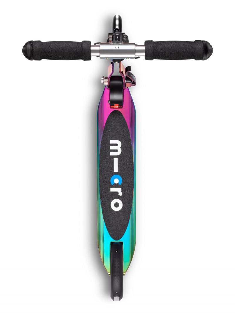 trottinette-enfant-micro-sprite-neochrome-led-la-maison-de-zazou-rennes (3) Cette image montre la trottinette Micro Sprite Néochrome lumineuse pour enfants. On y voit son design compact et pliable, son guidon réglable de 59 à 89 cm, ses roues LED à induction qui s’illuminent en roulant, ainsi que sa structure en aluminium légère et résistante. Parfaite pour les enfants dès 5 ans, elle combine fun, sécurité et confort. vendu à la maison de zazou