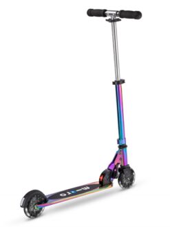 Cette image montre la trottinette Micro Sprite Néochrome lumineuse pour enfants. On y voit son design compact et pliable, son guidon réglable de 59 à 89 cm, ses roues LED à induction qui s’illuminent en roulant, ainsi que sa structure en aluminium légère et résistante. Parfaite pour les enfants dès 5 ans, elle combine fun, sécurité et confort. vendu à la maison de zazou