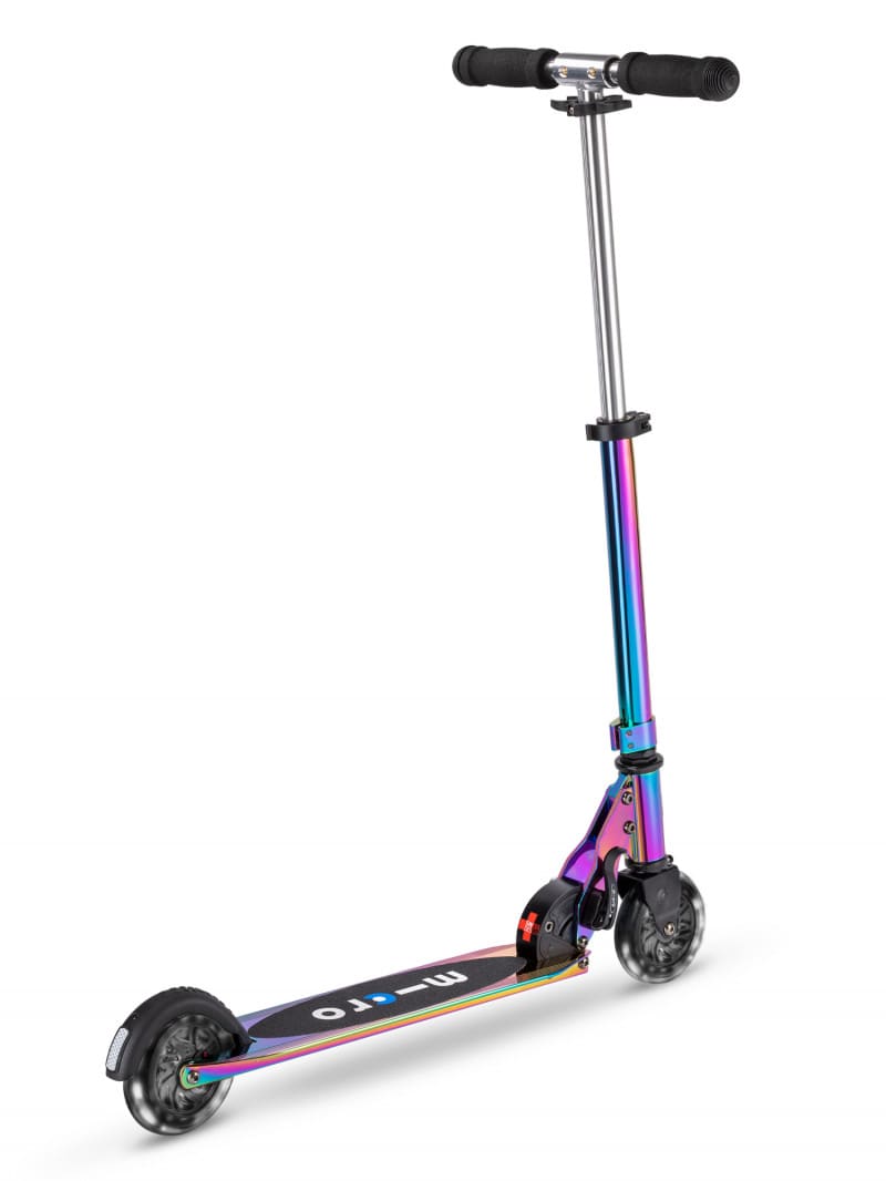 trottinette-enfant-micro-sprite-neochrome-led-la-maison-de-zazou-rennes (7) Cette image montre la trottinette Micro Sprite Néochrome lumineuse pour enfants. On y voit son design compact et pliable, son guidon réglable de 59 à 89 cm, ses roues LED à induction qui s’illuminent en roulant, ainsi que sa structure en aluminium légère et résistante. Parfaite pour les enfants dès 5 ans, elle combine fun, sécurité et confort. vendu à la maison de zazou