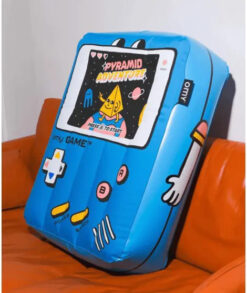 OMY Coussin Géant Gonflable Video Game – AirCollection – coussin décoratif gonflable façon console rétro en PVC sans phtalates – OMY – La Maison de Zazou – Rennes